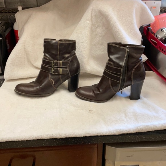 Brown high-heeled boots - Picture 1 of 3